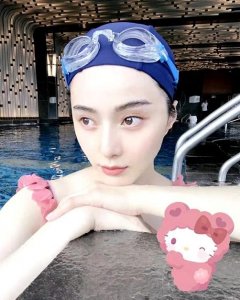 ​39岁范冰冰晒泳装，穿吊带秀锁骨，皮肤白到反光，被夸绝世美人