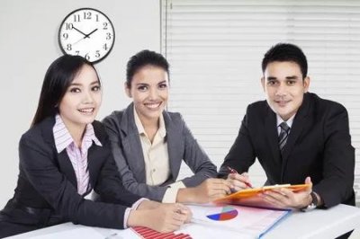 ​办公室里的美丽女同事（二）