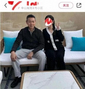 ​67岁张丰毅与好友聚餐，分喝矿泉水引质疑，网友猜瓶中装茅台酒