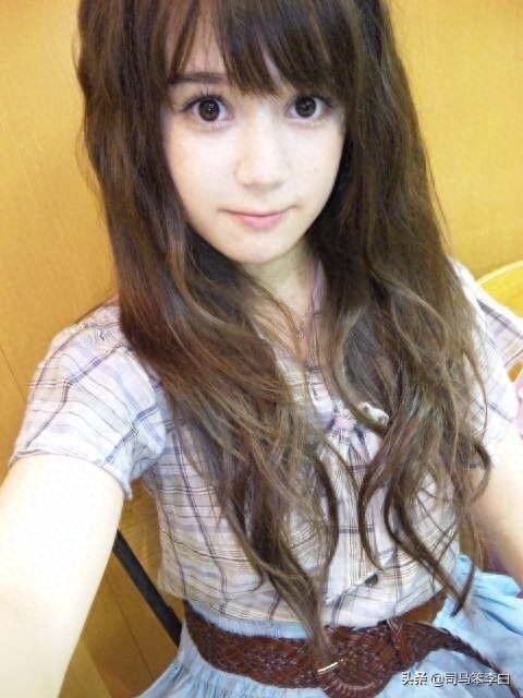 奥真奈美一一日意混血儿，比桥本环奈还要可爱，像娃娃一样