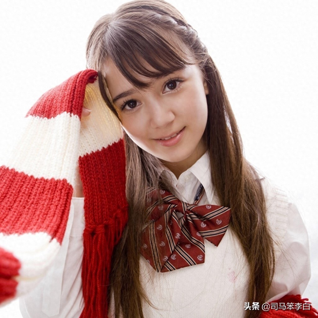 奥真奈美一一日意混血儿，比桥本环奈还要可爱，像娃娃一样