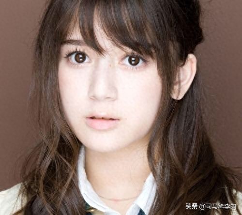 奥真奈美一一日意混血儿，比桥本环奈还要可爱，像娃娃一样