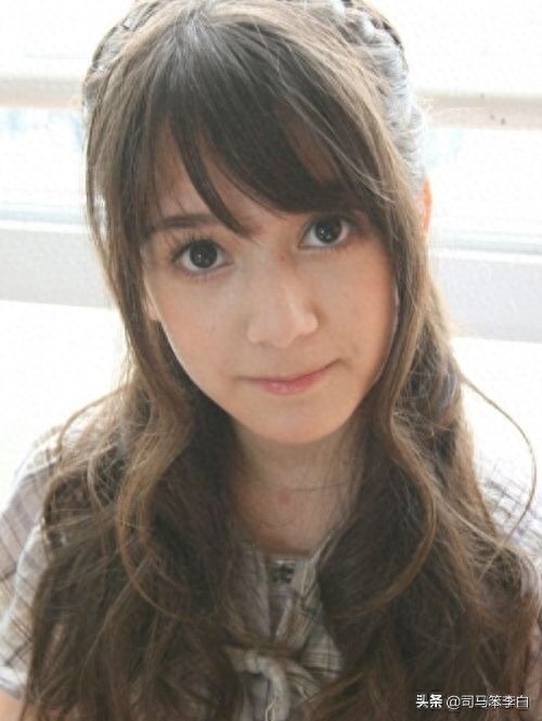 奥真奈美一一日意混血儿，比桥本环奈还要可爱，像娃娃一样