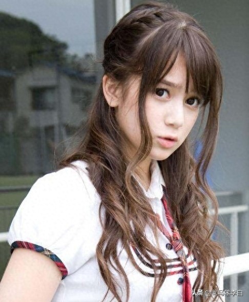 奥真奈美一一日意混血儿，比桥本环奈还要可爱，像娃娃一样