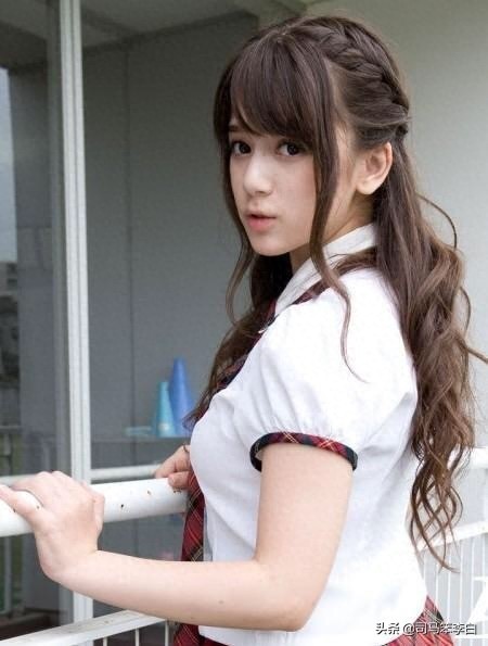 奥真奈美一一日意混血儿，比桥本环奈还要可爱，像娃娃一样