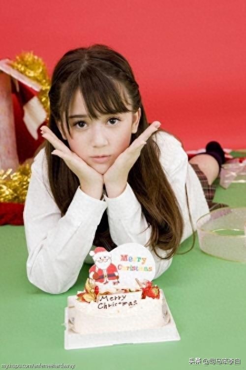 奥真奈美一一日意混血儿，比桥本环奈还要可爱，像娃娃一样