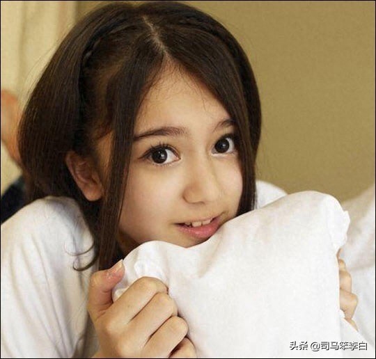 奥真奈美一一日意混血儿，比桥本环奈还要可爱，像娃娃一样