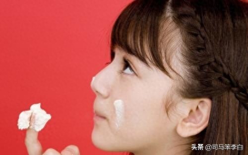 奥真奈美一一日意混血儿，比桥本环奈还要可爱，像娃娃一样