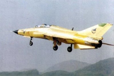 ​山鹰高教机首飞20周年！“地表最强米格-21”中国制造