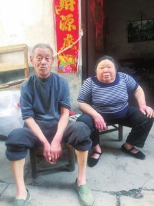 ​拾荒夫妻40年拾养9名弃婴，一墙奖状是孩子们回馈的礼物