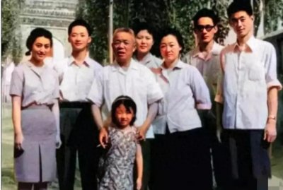 ​一张陆军上将韩先楚全家福，这是充满正能量的画面，感染了全社会