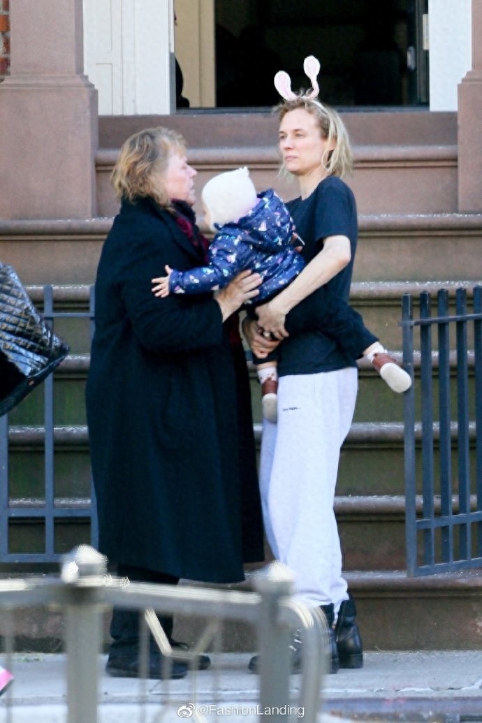 黛安和女儿同框啦！兔耳朵发箍也太可爱了，女儿小翘鼻真美