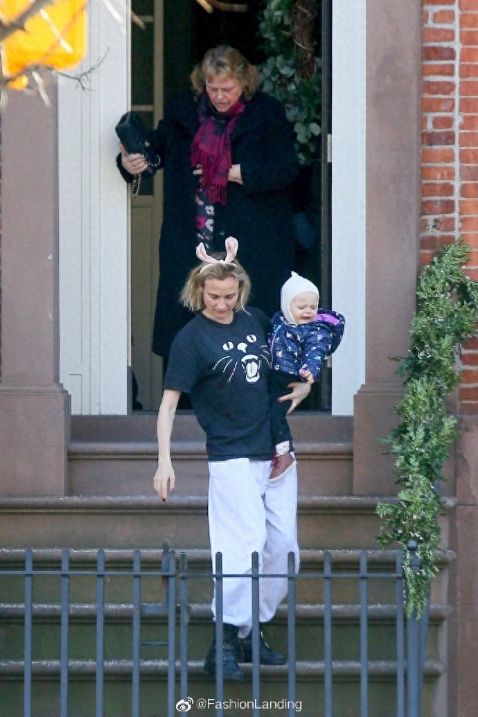 黛安和女儿同框啦！兔耳朵发箍也太可爱了，女儿小翘鼻真美