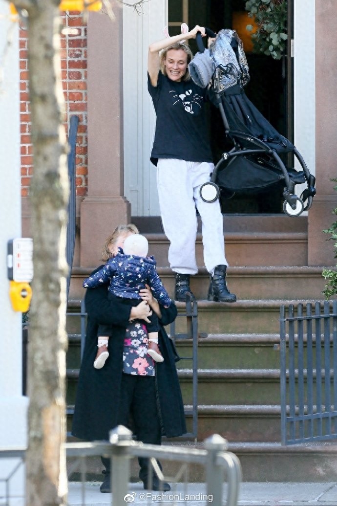 黛安和女儿同框啦！兔耳朵发箍也太可爱了，女儿小翘鼻真美