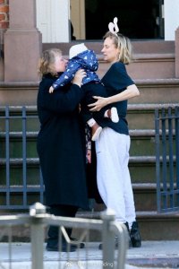 ​黛安和女儿同框啦！兔耳朵发箍也太可爱了，女儿小翘鼻真美