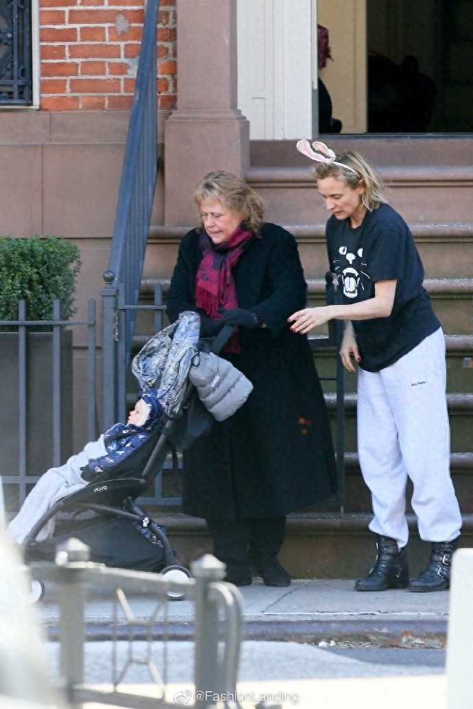 黛安和女儿同框啦！兔耳朵发箍也太可爱了，女儿小翘鼻真美