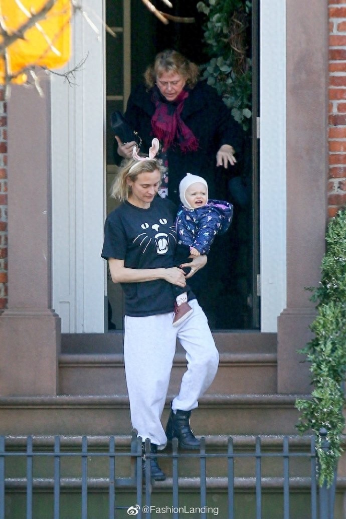 黛安和女儿同框啦！兔耳朵发箍也太可爱了，女儿小翘鼻真美