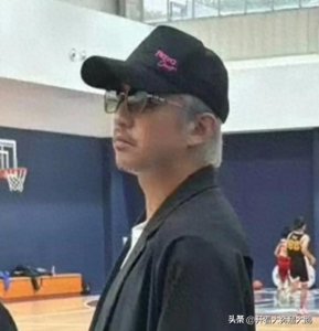 ​邓超头发胡子全白了，45岁像60岁，断崖式衰老引热议：他怎么了？