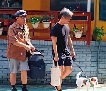 ​蔡康永：与男友漫步遛狗，曾的过去已成风