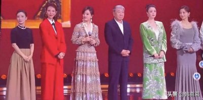 ​42岁孙俪颜值大变，很像胡慧中，留长发有女人味，甄嬛传晚会遇冷