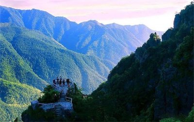 ​江西武宁凤凰山，山峰险峻，峰峦叠嶂，山中有一古刹，金碧辉煌