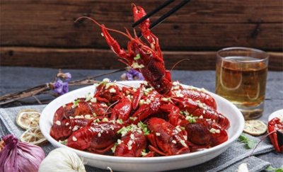 ​小龙虾价格一个月暴跌逾60%！产地批发价跌至5元一斤，农户：卖了两个月都没