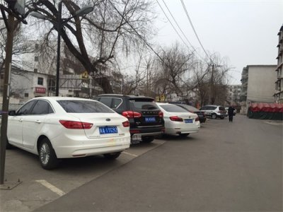 ​公共停车位 为啥还收费?