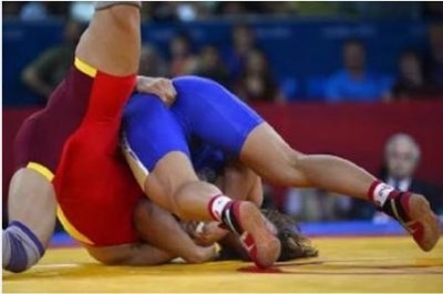 ​摔跤，我只服古典式，场面让人面红耳赤