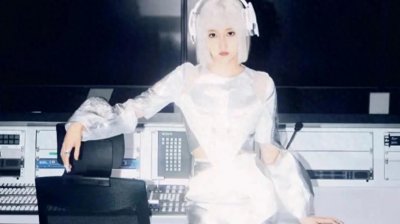 ​＂关晓彤《王牌对王牌》AI机器人形象：科技与艺术的完美结合＂