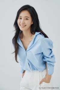 ​少女时代权侑莉露肩咬嘴唇超性感，致命魅力引韩网友赞叹