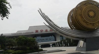 ​南宁两大火车站，一个小如“麻雀”，一个大如“飞机场”