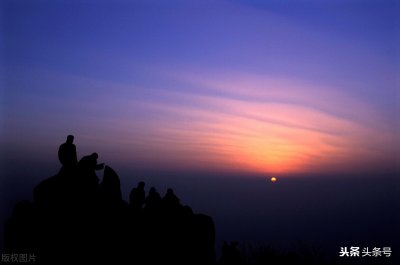 ​为了看日出，泰山顶上有多少种过夜方式呢？有试过这种吗？