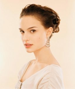 ​娜塔莉·波特曼：获得过1次奥斯卡影后，2次金球奖，演技颜值在线