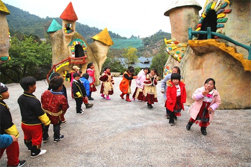 直击云南的“小矮人国”，身高不到1.3米，靠表演养活自己