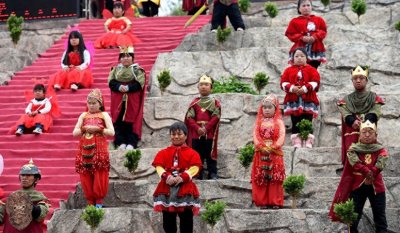 ​直击云南的“小矮人国”，身高不到1.3米，靠表演养活自己