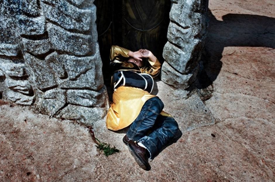 直击云南的“小矮人国”，身高不到1.3米，靠表演养活自己