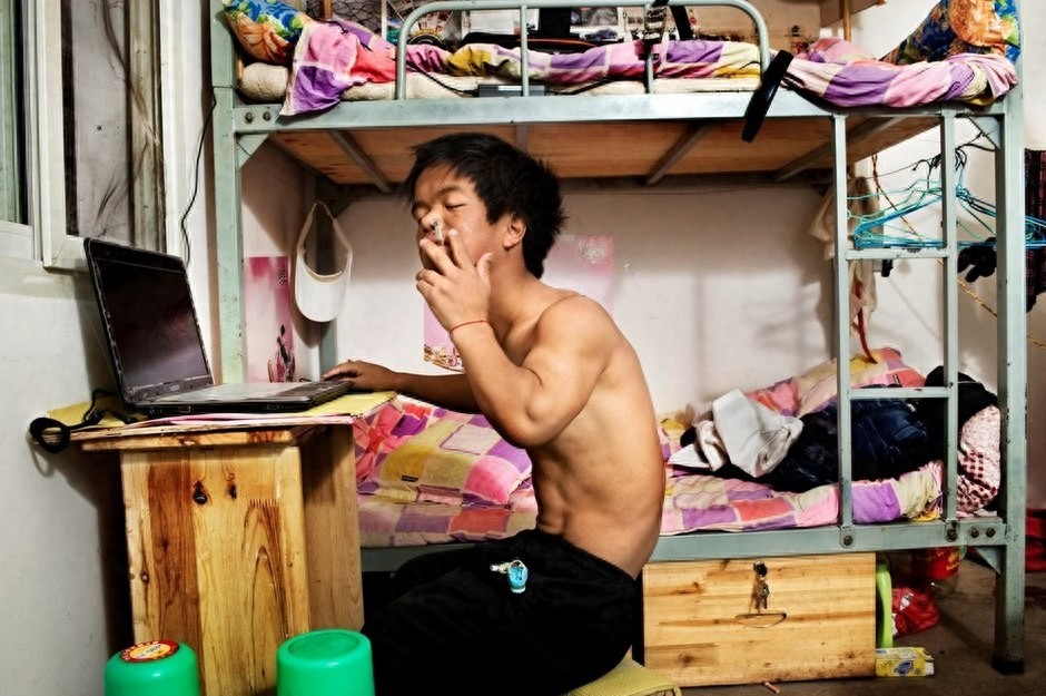 直击云南的“小矮人国”，身高不到1.3米，靠表演养活自己