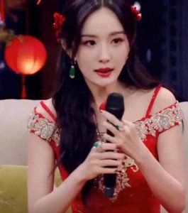 ​杨幂春晚惊艳亮相：红色旗袍下的魅力与力量