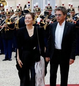 ​国际影坛巨星巩俐与丈夫受邀出席了在法国巴黎举行的爱丽舍宫晚宴