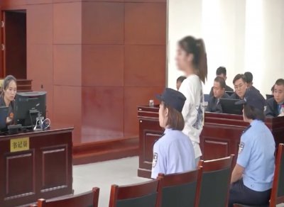 ​KTV里的猫腻：淫秽表演吸引消费 小姐敬酒也耍花样