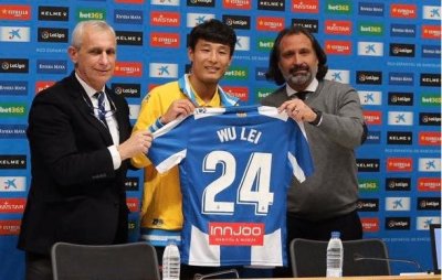 ​武磊亮相西班牙人！披24号球衣秀颠球技术，主帅点名让他打四个位置