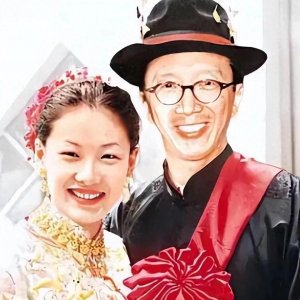 ​2002年伏明霞和梁锦松的结婚照，年龄悬殊二十多，如今过得怎样？