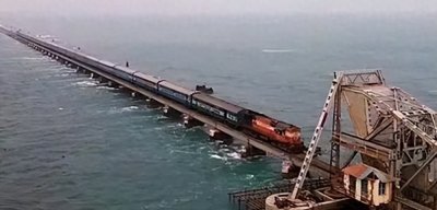 ​在我国的“海上铁路”上火车究竟是怎么过海的？