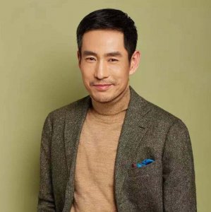 ​“影帝”成泰燊：曾是炼钢工，因演冯化成走红，戏外娶美妻生一子