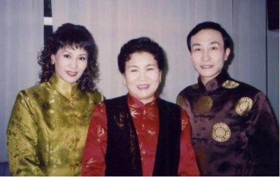 ​嫁给巩汉林的儿子巩天阔，生下2个女儿，黄一惠的生活幸福吗？