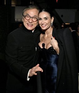 ​这一夜，成龙的国际地位具象化，重返好莱坞颁奖，众星站起来鼓掌