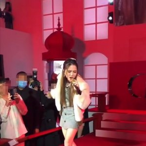 ​邓紫棋出席活动观众冷漠？被嘲腿短个子矮，卖力演唱观众面无表情