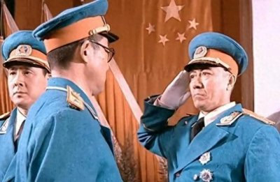 ​纵队司令员授予少将，政委和师长却是中将，难怪司令员对军衔不满