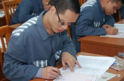 ​毒贩出狱后披红戴花 家中大摆筵席请全村人吃饭