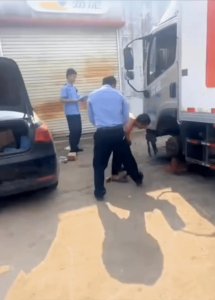 ​江西“天价修车”后续：1千元变1.7万“轮锤卸车”报警也没用